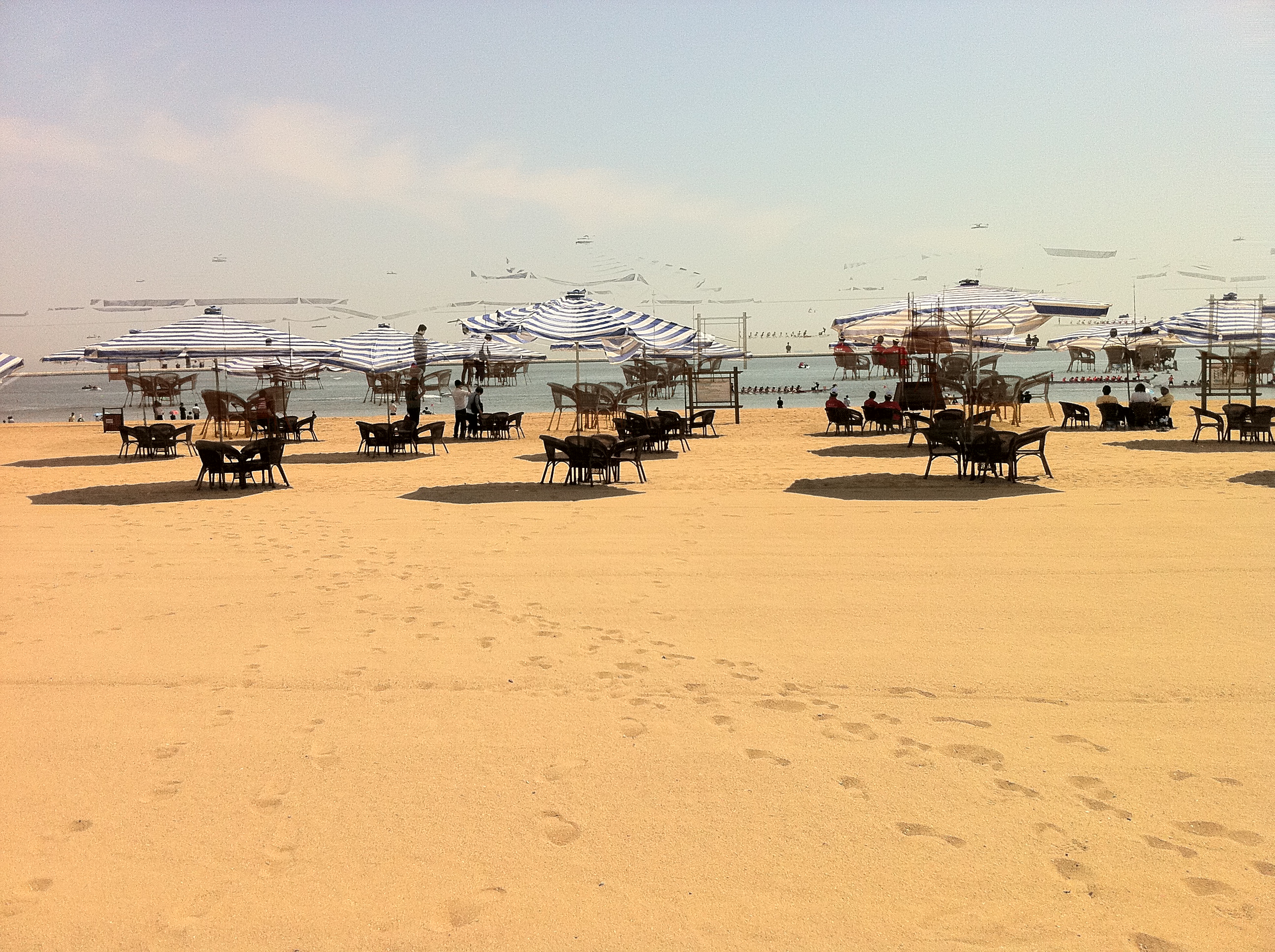 天津港东疆湾沙滩座椅和遮阳伞